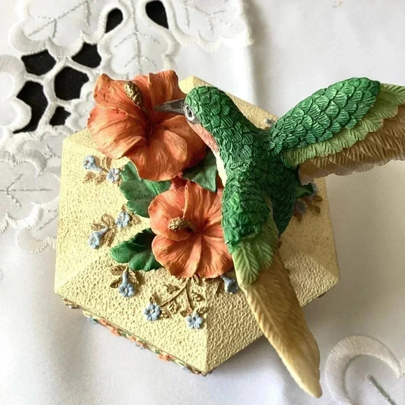 2001 Holsted House Ruby-Throated Hummingbird music trinket box Wings of Love - Picture 6 of 9